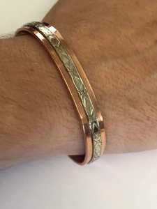 Brazalete de cobre y plata con patrón geométrico, joyería metálica - Product Image 1