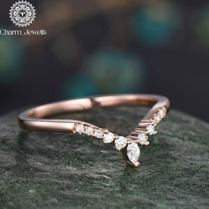 Bague de fiançailles pour femme Charm_Jewells plaquée or 18 carats avec moissanite taille coussin, sertissage à griffes, classique, certifiée IGI, 3 grammes - Product Image 4