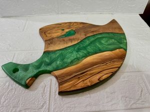 Planche à découper en bois et résine époxy faite à la main pour restaurant et cuisine, durable pour un usage quotidien - Product Image 2