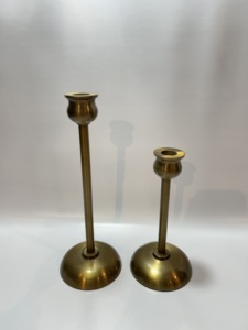 Ensemble de 2 bougeoirs modernes en laiton doré et aluminium, avec base en dôme et coupelle en forme de tulipe, pour bougies coniques, décoration de table minimaliste - Product Image 2