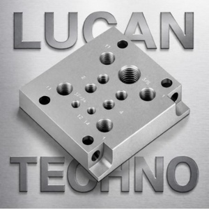 Placa de Sujeción CNC Personalizada de Aluminio 6061/7075 Plateada con Orificios Roscados y Opciones de Grosor Personalizadas - Product Image 1