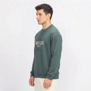 เสื้อสเวตเชิ้ตคอกลมสีเขียวเข้มสำหรับผู้ชาย ผ้าถักเนื้อฝ้าย สวมใส่สบาย ทรงปกติ พิมพ์ลายด้านหน้า ดีไซน์ไร้ขีดจำกัด - Product Image 4