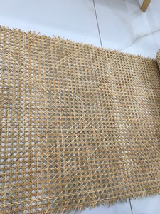 Rouleau de cannage hexagonal naturel en rotin, tissé à la main, maille ouverte, matériau en canne semi-blanchi, fournisseur Vietnamien - Product Image 1