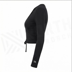 Haut court noir à manches longues et col en V profond, style North Approach, avec détail à nouer et logo sur la manche - Product Image 3