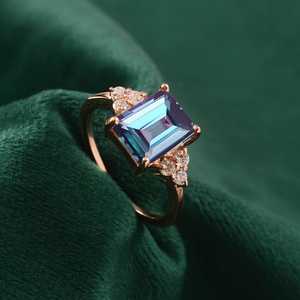 Anillo de Alejandrita en Plata de Ley 925 con Baño de Oro de 14K, Gema que Cambia de Color, Certificado IGI, Corte Esmeralda, Diseño Art Deco, Elegante - Product Image 3