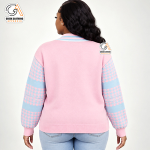 Chemise d'hiver pour femme Gamma Phi Delta Sorority, rose, brodée, boutonnée sur le devant, bordure côtelée, style preppy, manches longues. - Product Image 2