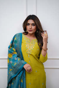 Conjunto de Kurti Recto Bordado en Viscosa Chanderi Color Limón de Última Moda para Mujer con Pantalón de Viscosa Chanderi y Dupatta Liso - Product Image 3