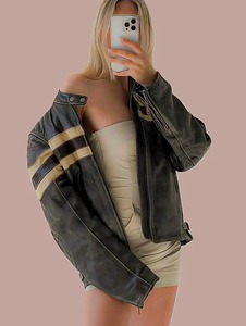 Blouson de moto en cuir noir d'inspiration vintage avec rayures crème rétro, style motard oversize pour femme, effet vieilli pour l'hiver - Product Image 3