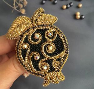 Broche artisanale exquise brodée de perles, magnifique accessoire de mode artisanal, cadeau - Product Image 5