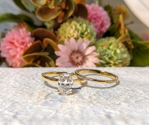 Lurba Jewels - Juego de Anillos de Compromiso y Boda de Moissanita con Corte Ovalado de 1.50 Quilates, con Engaste de Puntas, Estilo Lujoso, Oro Amarillo Real de 14k - Product Image 5