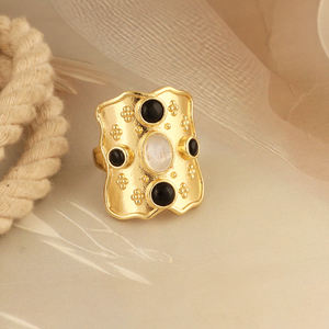 Anillos de latón macizo chapados en oro de 18 quilates con piedras de luna azul brillante y ónix negro lisos, engastados en collet, inspirados en el estilo art déco. - Product Image 4