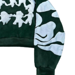 Felpa Oversize alla Moda con Stampa Mimetica Verde e Figure Bianche sul Logo Frontale, Unisex, Casual, per l'Autunno, in Spugna Francese di Cotone Lavorato a Maglia - Product Image 2