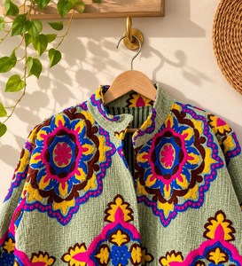 Chaqueta Vibrante de Mujer con Bordado Floral de Inspiración Tradicional Uzbeka, Chaqueta Boho de Algodón con Diseño Floral Uzbeko para Festivales - Product Image 6