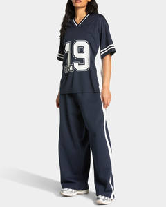 เสื้อฟุตบอลผู้หญิงคอวีกลางคืนแบบขายส่ง OEM พร้อมโลโก้สั่งทำ แขนเสื้อตัดต่อแถบสี น้ำหนักเบา ระบายอากาศได้ดี เสื้อยืดผู้หญิง - Product Image 3