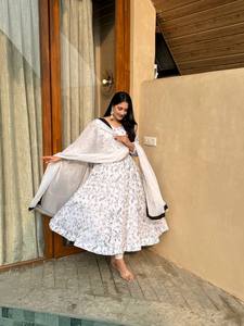 Traje Anarkali Bordado en Georgette Sintética Blanca - Product Image 3