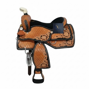 Silla de montar tipo barril de cuero color canela estilo Western con asiento de gamuza negra, diseño de ondas y motivos florales tallados a mano, conchos de diseño y juego de arreos 10"-18" - Product Image 1