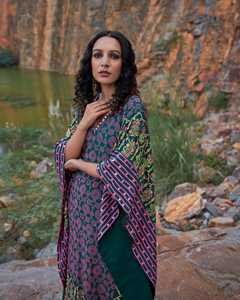 Confeccionado a mano, adornado con lentejuelas geométricas y bordados a mano con espejos en toda la prenda delantera y trasera. Se combina con pantalones anchos de crepé. - Product Image 2