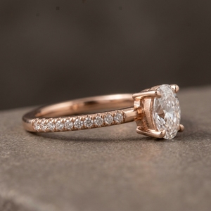 Anillo de compromiso de oro rosa de 10k, 14k, 18k con diamante cultivado en laboratorio de corte ovalado, engaste pavé, solitario de corte redondo con diamante de acento y banda de boda - Product Image 1