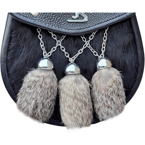 Sac sporran écossais en cuir personnalisé avec emblème de lion, rabat clouté, trois pompons en fourrure, accessoire de kilt celtique des Highlands, fait main ™ - Product Image 3