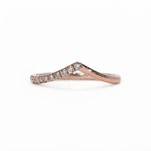 Anillo Curvo VB Arts VS1 Clarity con Diamante Certificado por IGI, Oro Blanco de 14K para Mujer, Color E, Diseño en V con Banda Ondulada - Product Image 2