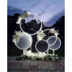 Un ensemble d'arches en métal éclairées par des LED pour la décoration de fonds - Product Image 1