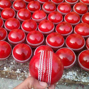 Balle de cricket personnalisée en cuir premium cousue à la main, durable pour les matchs et l'entraînement, logo personnalisé, fabricant OEM - Product Image 5