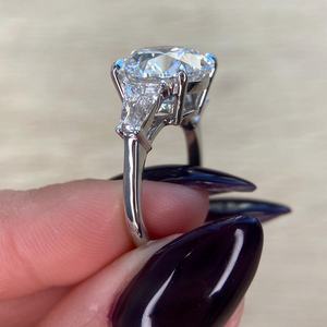 Anillo de Compromiso Solitario Moderno de Oro de 18K con Diamante Cultivado en Laboratorio de Corte Redondo de 10 Quilates |   Joyería de Lujo para Bodas - Product Image 6