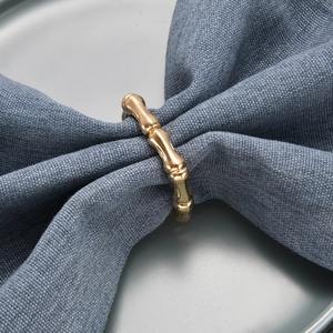 Les anneaux de serviette en métal s'assortissent parfaitement aux autres éléments de table métalliques tels que les couverts, les sous-plats ou les chandeliers. - Product Image 2