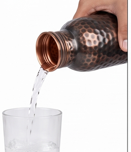 Botella de agua de cobre martillado en negro y cobre con tapa de rosca, aislamiento térmico reutilizable, diseño vintage para viajes y senderismo - Product Image 2