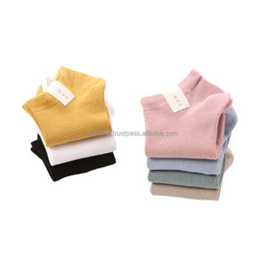 Chaussettes de compression avec ajustement élastique conçues pour améliorer la circulation sanguine pour la course à pied, les sports, les voyages et une utilisation quotidienne longue durée - Product Image 1