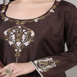 Conjunto de 3 piezas de ropa elegante para mujer, vestido Chudidar Dupatta color marrón con adornos de perlas y lentejuelas. - Product Image 2