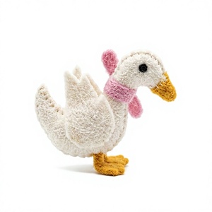 Ornement de Noël en feutre artisanal écologique, petit oiseau canard traditionnel avec écharpe rose, décoration murale pour sapin de Noël, mignon oiseau - Product Image 2