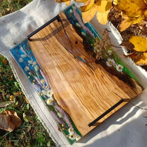 Plateau de service artisanal en époxy et bois avec motif floral, plateau à charcuterie personnalisé en bois d'olivier et résine avec fleurs sauvages - Product Image 1