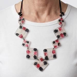 Collier en résine Fleur Éternelle, Pendentif en résine Pétale Épanoui, Collier en résine Éclat de Jardin, Pendentif Souffle Floral, Résine Goutte de Nature - Product Image 4