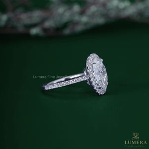แหวนหมั้นเพชรทรงวงรี LUMERA ประดับเพชรรอบเพชร แพลตตินั่ม คลาสสิกสำหรับผู้หญิง ได้รับการรับรองจาก GIA - Product Image 4