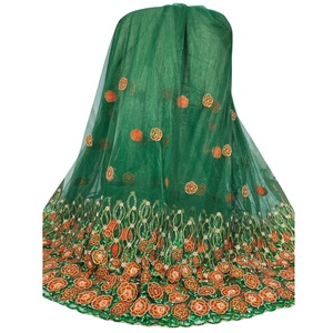 La tradicional y lujosa tela de encaje nigeriano con patrón abstracto y elaborado trabajo de cuentas y piedras para fiestas. - Product Image 3