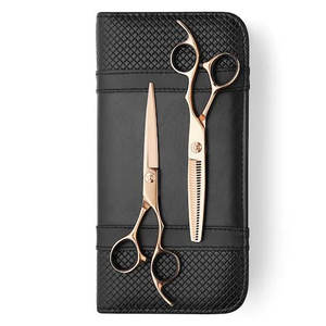 Juego de Tijeras de Peluquería Profesionales en Oro Rosa y Tijeras de Entresacar, Combo Premium para Salón y Barbería - Product Image 1