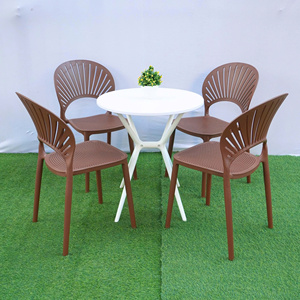 Silla Moderna Ecológica Impermeable de Plástico Moldeado Marrón con Respaldo Ventilado para Jardín, Fiestas y Superficies de Alfombra - Product Image 1