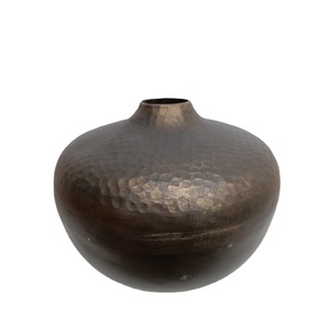 Elegante Florero Moderno de Aluminio - Duradero, Ligero, Hecho a Mano, Base Antideslizante, Florero de Alta Calidad para Mesa o Suelo - Product Image 1