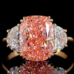 Anillo Clásico de Moissanita Rosa de 5ct con Corte Cojín, Certificado IGI, Oro Rosa de 18K, Anillo de Compromiso de Tres Piedras en Oro Rosa - Product Image 1