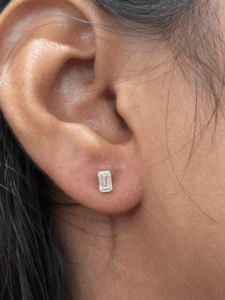 Boucles d'oreilles en diamant de laboratoire taille émeraude 0,55 ct certifiées IGI, clous en or tendance à quatre griffes, bijoux élégants pour femme - Product Image 1