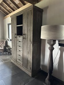 Gabinete de Almacenamiento Rústico de Madera de Salice Bram XL de 2 Puertas con Estantes, Cajones y Acabado Natural Envejecido - Product Image 3