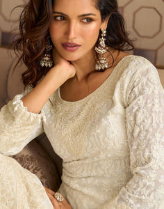 Conjunto de Trabajo Premium de Georgette con Bordado Pesado de Cuentas, Top de Manga Tres Cuartos, Pantalón al Tobillo y Dupatta de Tela No Tejida, Estampado Rápido de Una Pieza - Product Image 6