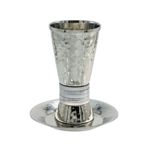 Copa de Kiddush Única con Rayas, Bañada en Plata, Martillada, Ecológica y Sostenible, Color Personalizable, Alta Calidad - Product Image 1