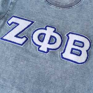 Chemise en jean gris Zeta Phi Beta avec broderie chenille bleue lettres grecques, T-shirt décontracté et élégant pour femme - Product Image 2