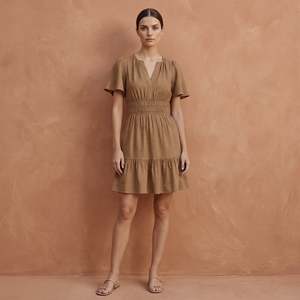 Elegante Vestido Corto de Algodón Beige con Mangas Cortas y Elástico para Mujer, con Tela Ligera y Estilo Moderno - Product Image 1