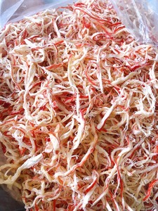 Calamars déchiquetés cuits à la vapeur avec du lait de coco, collation naturelle de fruits de mer à base de noix de coco, viande de calamars séchée du Vietnam, collation de calamars déchiquetés en gros - Product Image 2