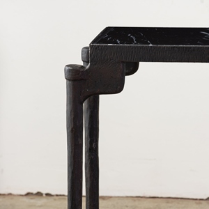 Mesa consola de diseño clásico con detalles de latón con pátina de bronce, mueble de pasillo de diseño contemporáneo. - Product Image 2