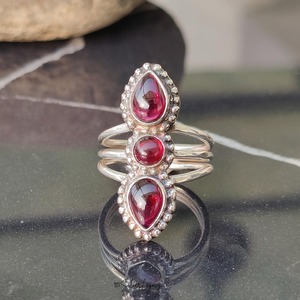Bague en argent 925 plaqué argent vintage avec trois pierres grenats, sertie en clos, forme goutte d'eau, tendance, pour femme, mariage, usage quotidien - Product Image 4