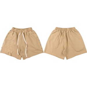 กางเกงขาสั้นทรงหลวมสบายๆ สำหรับผู้ชายผู้หญิง พร้อมหมุดย้ำด้านข้าง เอวยางยืด ดีไซน์เชือกผูก สตรีทแวร์ แฟชั่น กางเกงขาสั้นฤดูร้อน - Product Image 3